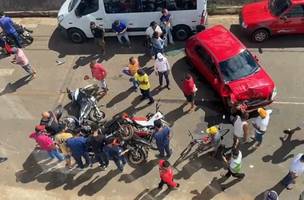 Motorista perde controle de pick-up e bate em veículos estacionados em via pública (Foto: -)