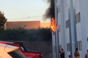 Incêndio de grande proporção atinge apartamento na zona Leste de Teresina (Foto: -)