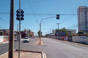 Novo semáforo implantado na Avenida Zequinha Freire começa a funcionar neste sábado (Foto: -)
