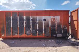 Container é incendiado por vândalos na zona Norte de Teresina (Foto: -)