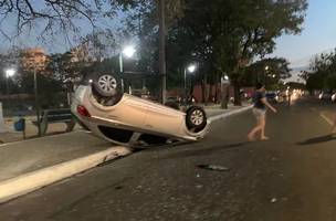 Carro com duas pessoas e um bebê capota no cruzamento de avenidas da zona Leste (Foto: -)