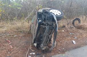Motorista em alta velocidade capota veículo em Cocal da Telha (Foto: -)