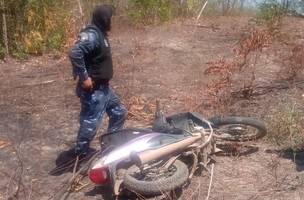 Veículo com restrição de roubo é encontrado em matagal na cidade de Timon (Foto: -)